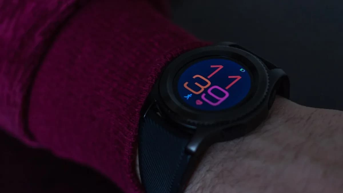 black smartwatch showing 11 39