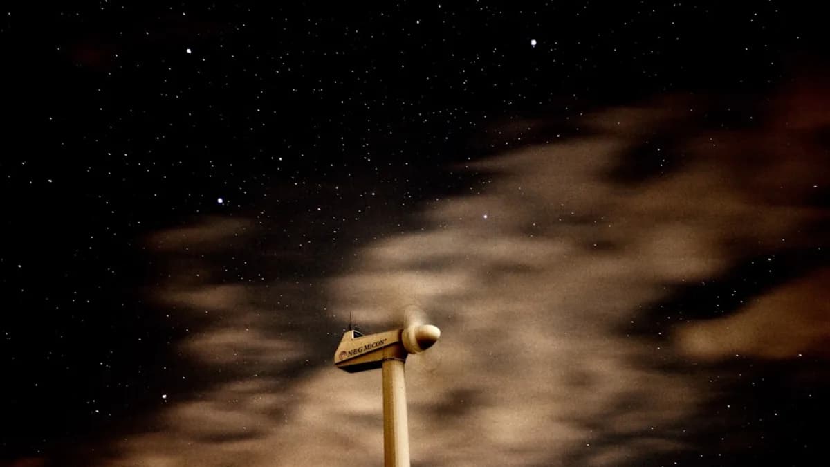 white propeller
