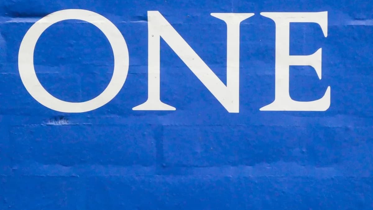 a blue sign that says one on it