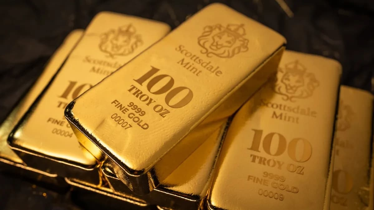 Stack of 100 troy ounce fine gold bars