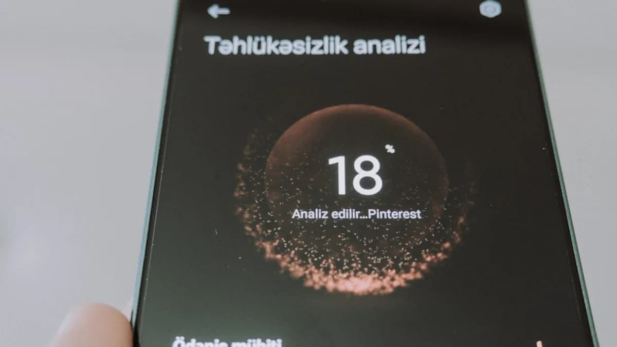 Smartphone screen displays risk analysis with number 18.