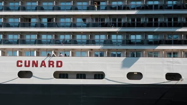 a cruise ship with the word cunard written on it