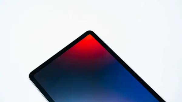 A tablet shows a gradient of red to blue.