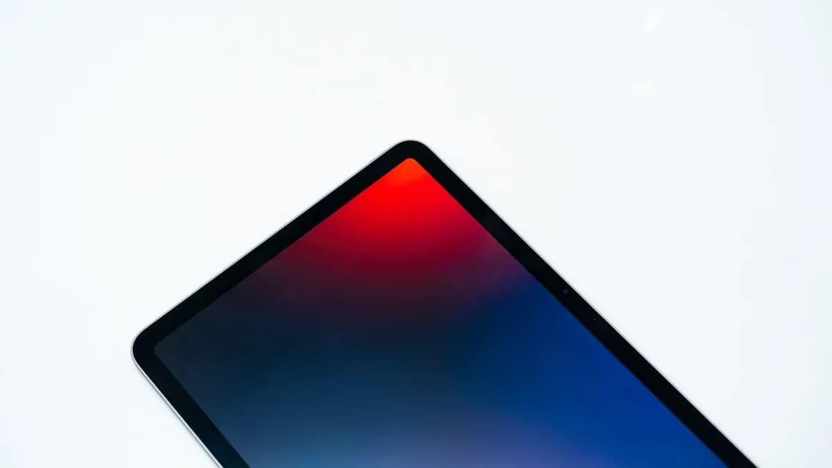 A tablet shows a gradient of red to blue.