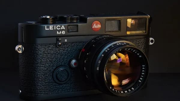 black Leika M6 camera