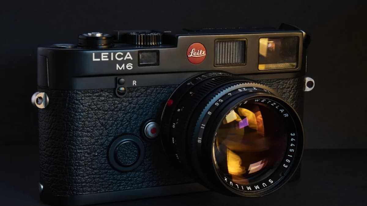 black Leika M6 camera