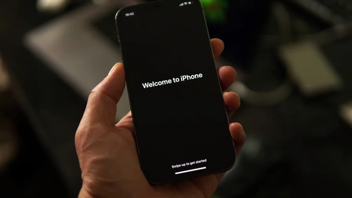 a hand holding a phone