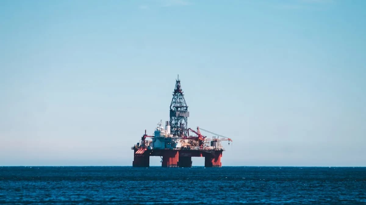 an oil rig in the middle of the ocean