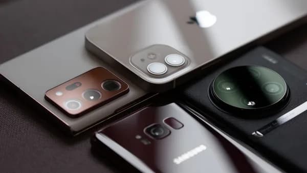 a group of cell phones sitting on top of a table