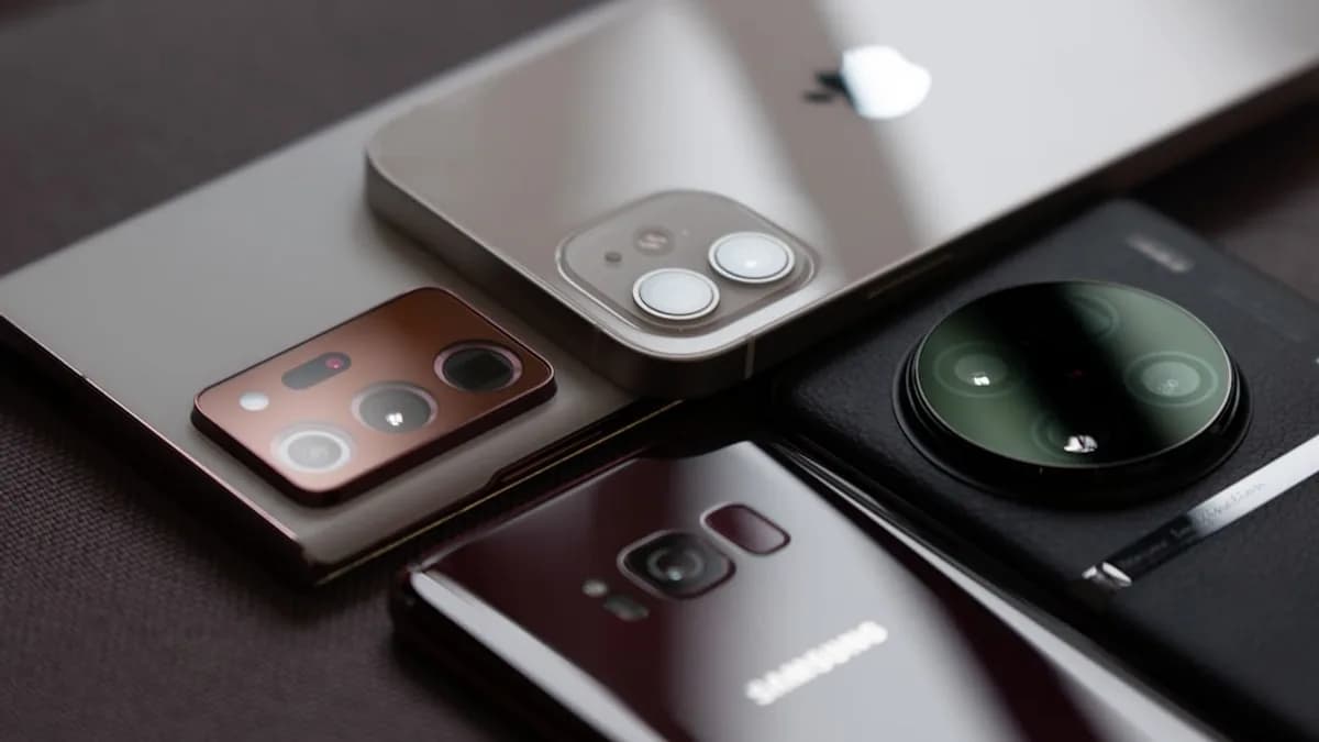 a group of cell phones sitting on top of a table