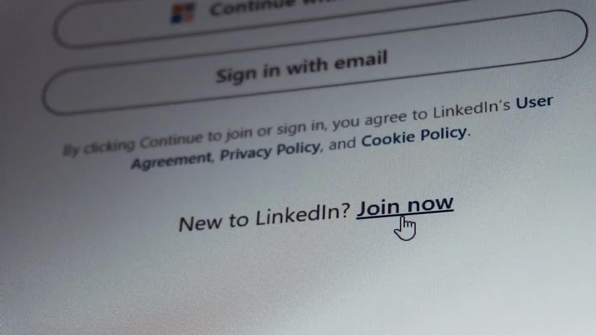 Linkedin login screen with join now option