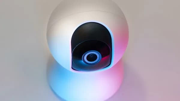 A camera that is sitting on a table