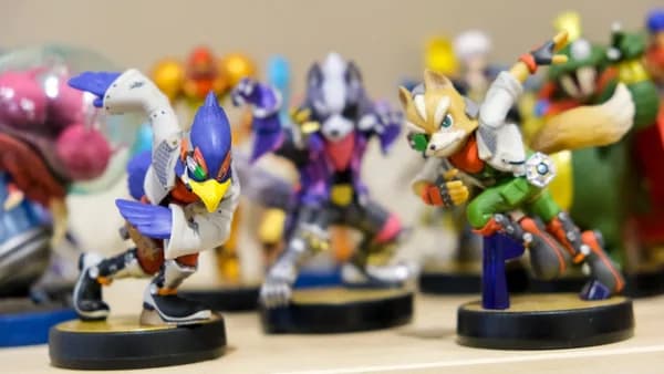 shallow focus photo of figurines