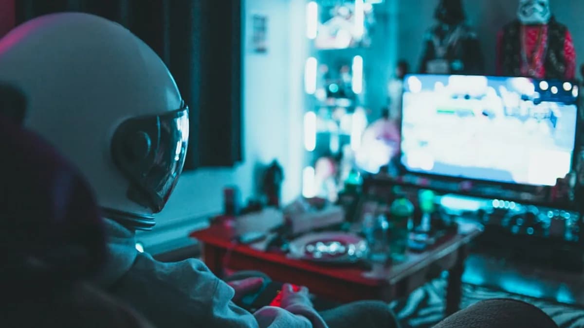 person wearing helmet and goggles