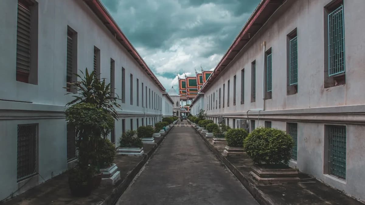 narrow pathway in between houses