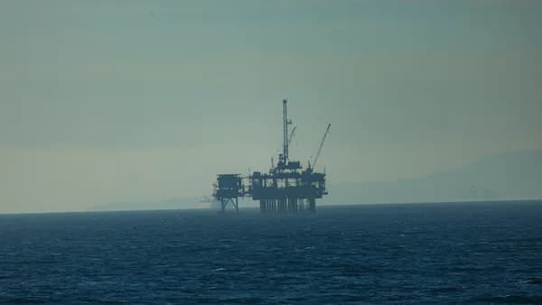 an oil rig in the middle of the ocean
