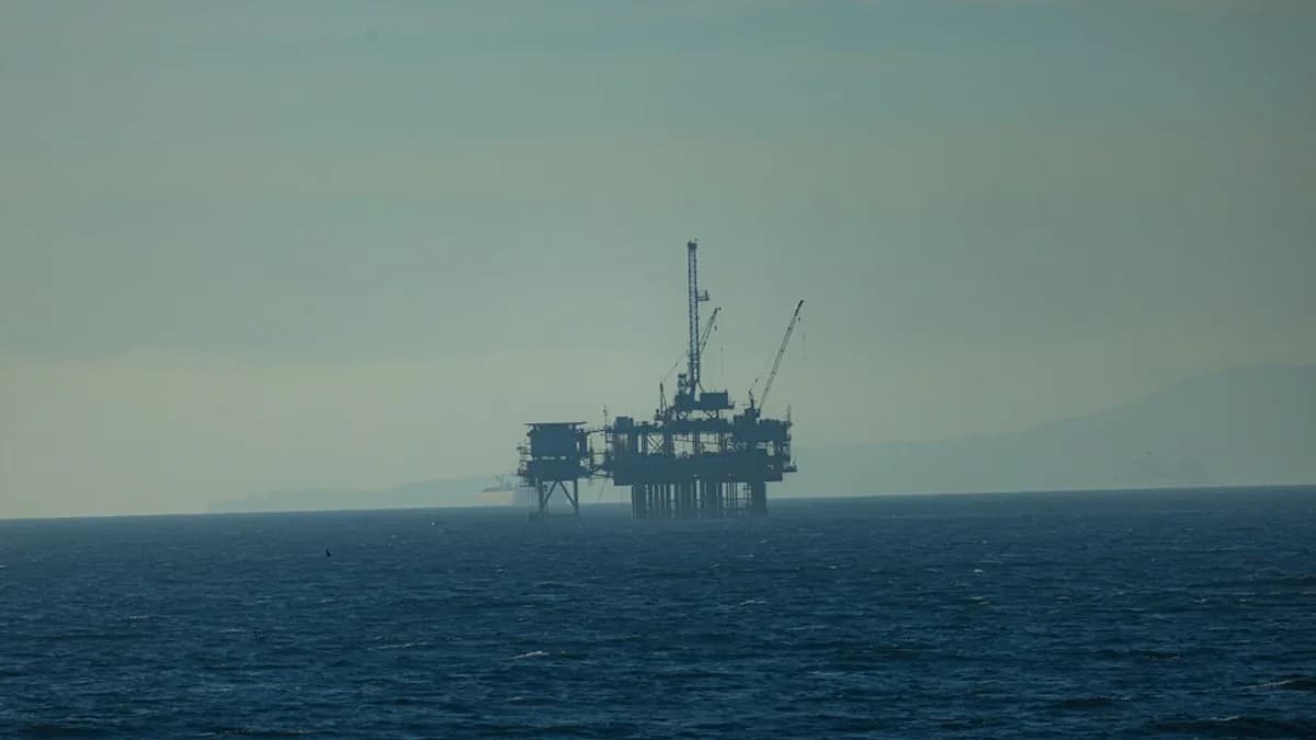 an oil rig in the middle of the ocean