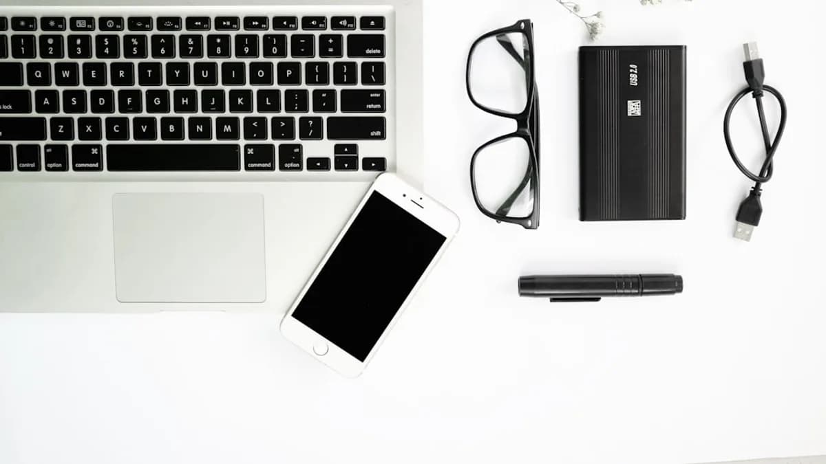 white iphone 5 c beside macbook pro