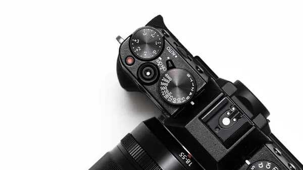 black DSLR camera