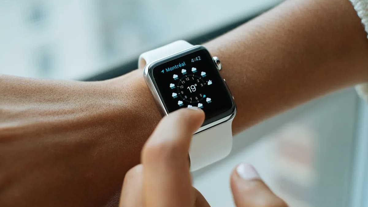 person wearing silver aluminium case Apple Watch with white Sports Band
