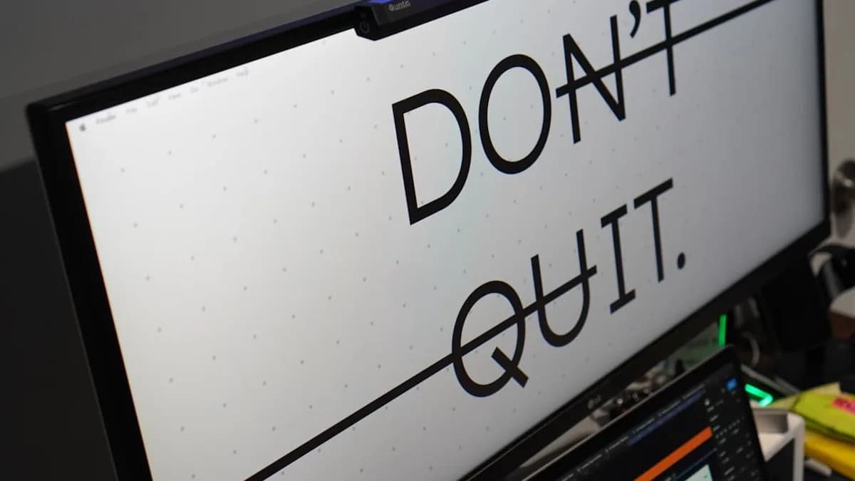 Computer monitor displays 'don't quit.' message.