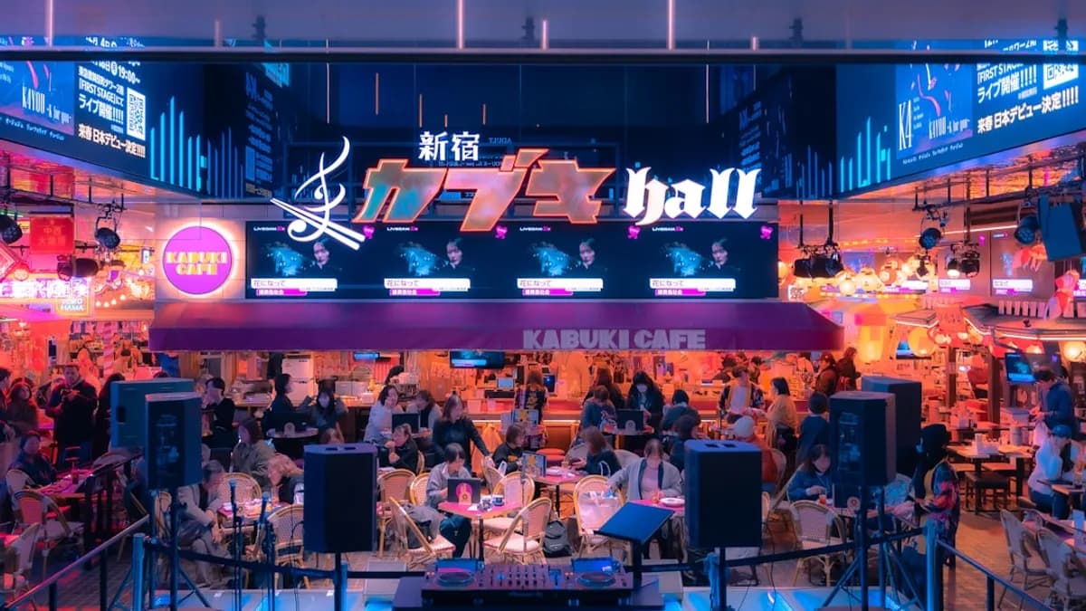 a large group of people in a room