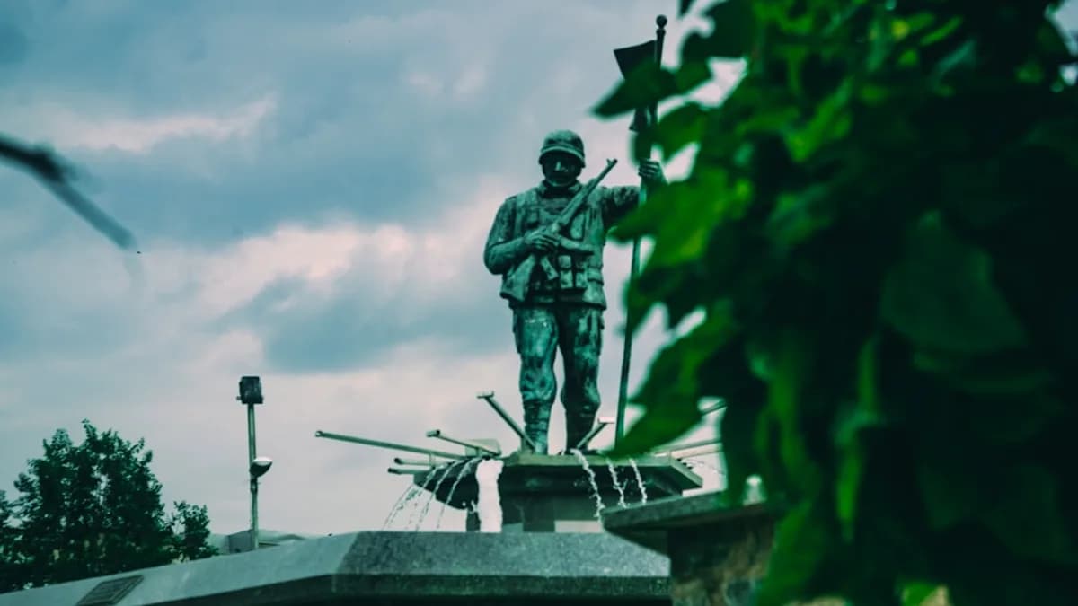 a statue of a soldier