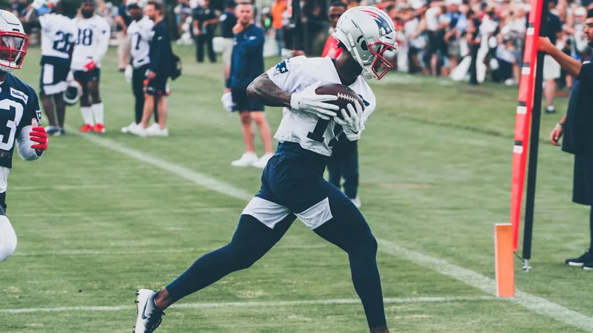 football players on green field during daytime