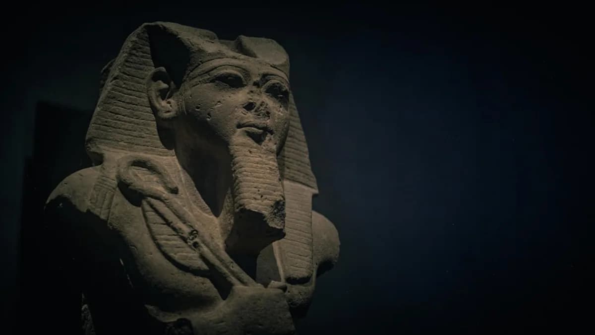 A statue of a pharaoh from ancient egypt.