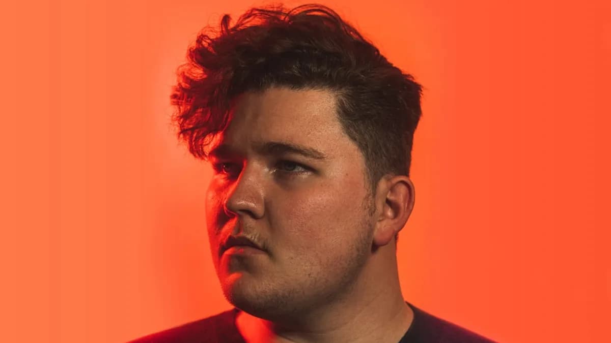 man in black crew neck shirt