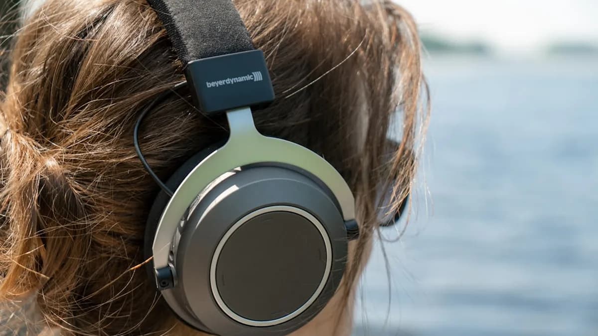 woman wearing gray and silver headphones