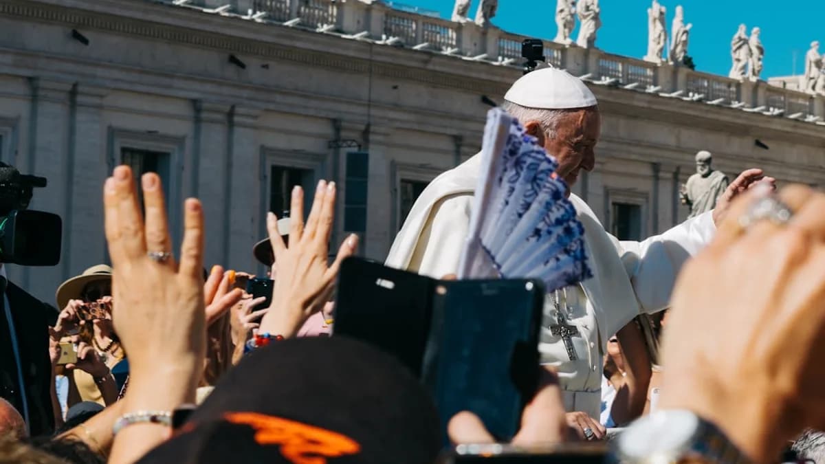 Pope surrounded with people during daytime