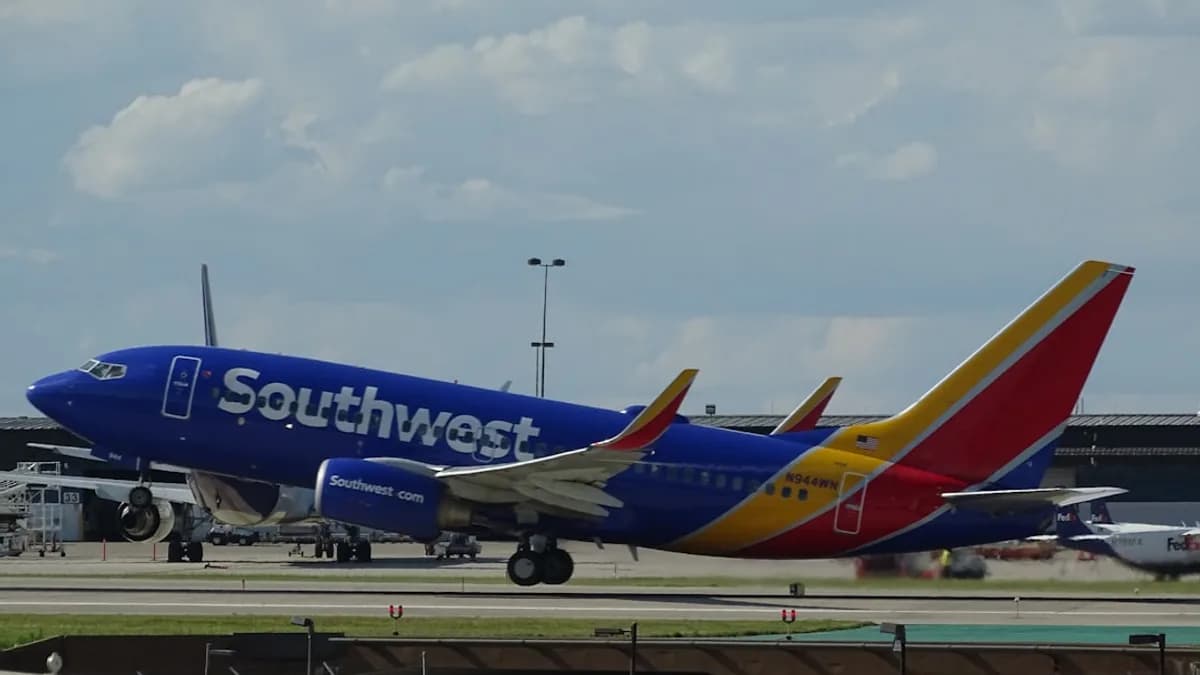 blue and red Southwest airliner