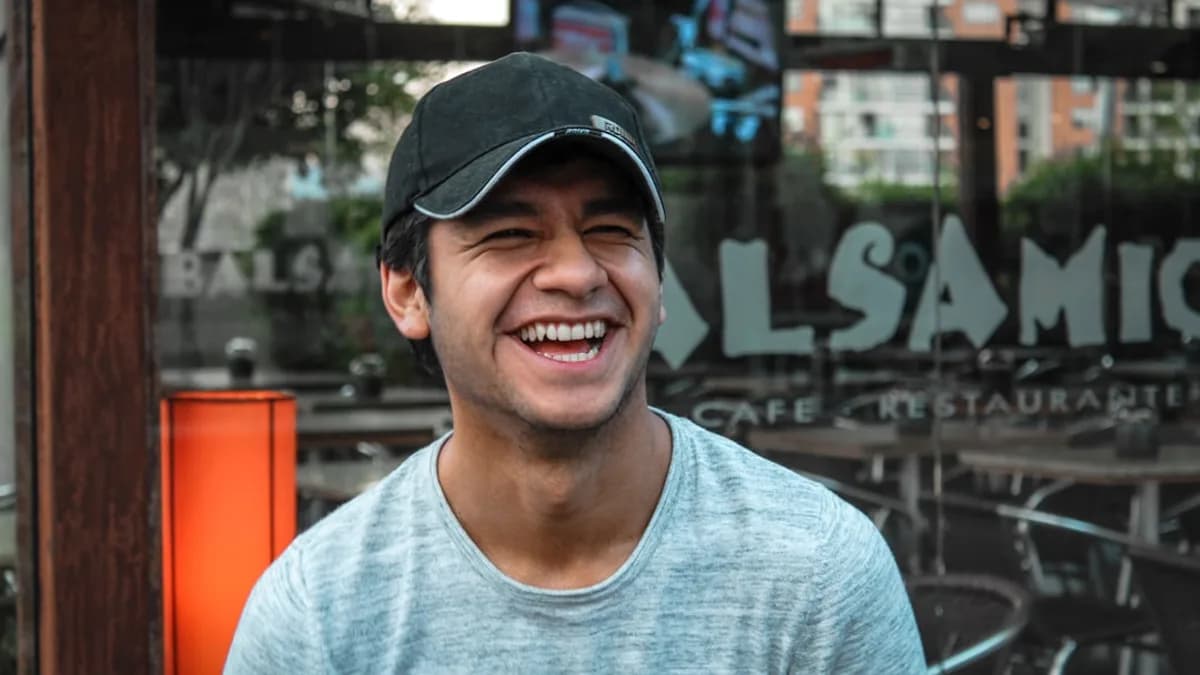 man in gray crew neck shirt wearing black cap