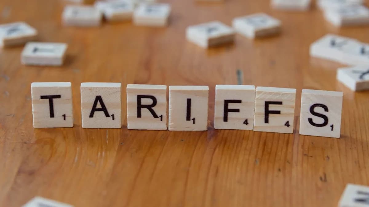 A wooden block spelling tarifs on a table