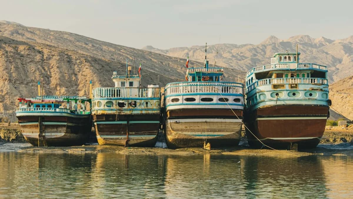a group of boats sitting on top of a lake