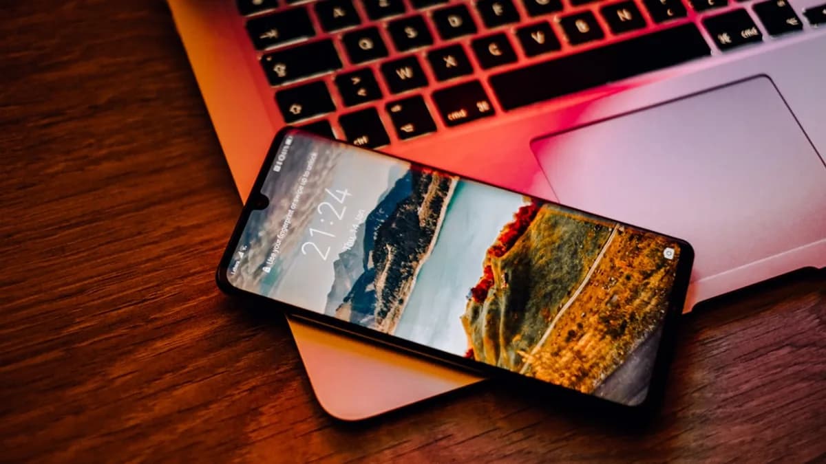 black iphone 7 on macbook pro