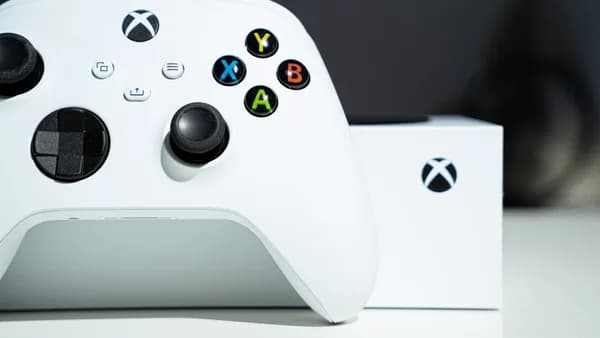 white xbox one game controller