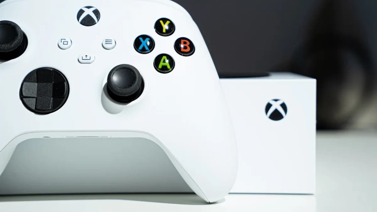 white xbox one game controller