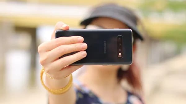 woman showing black Samsung smartphone