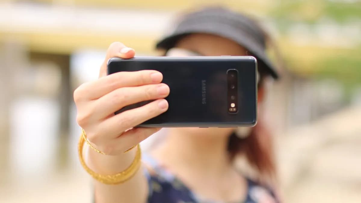 woman showing black Samsung smartphone